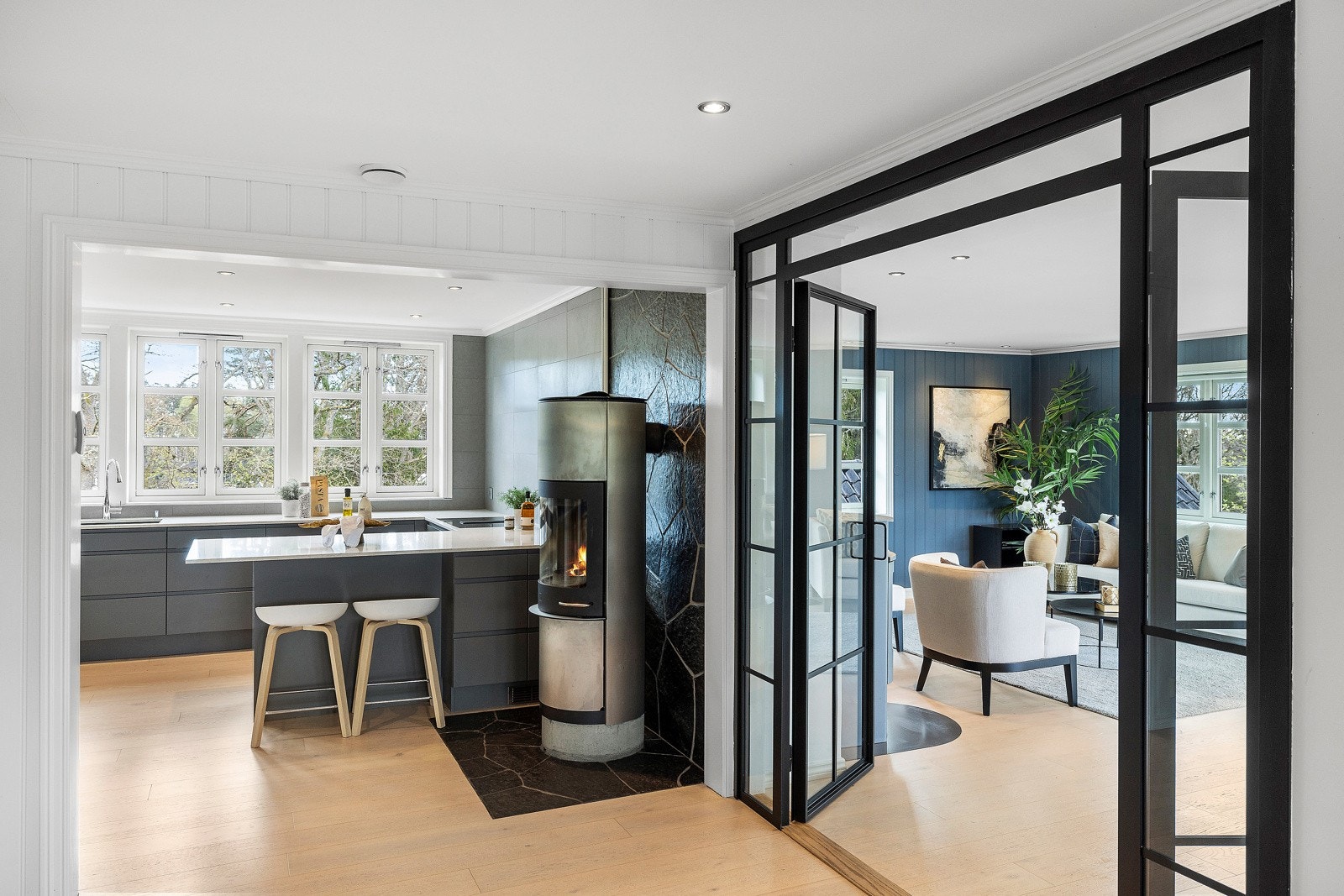 Det er peis i både spsiestue og stue. Dette sørger for god oppvarming, samt hygge. Galleribilde