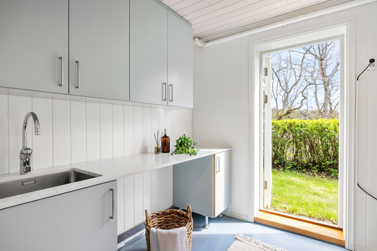 Det er et vaskerom i underetasje med egen inngang. Galleribilde