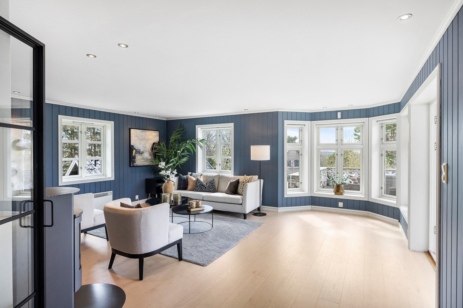 Det er store vindusflater rundt huset som sørger for mye lysinnslipp. Galleribilde