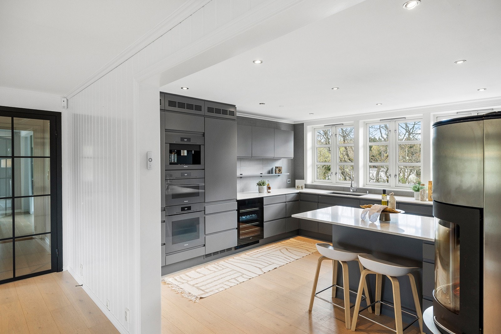 Særdeles lekker kjøkken med integrerte hvitevarer. Galleribilde