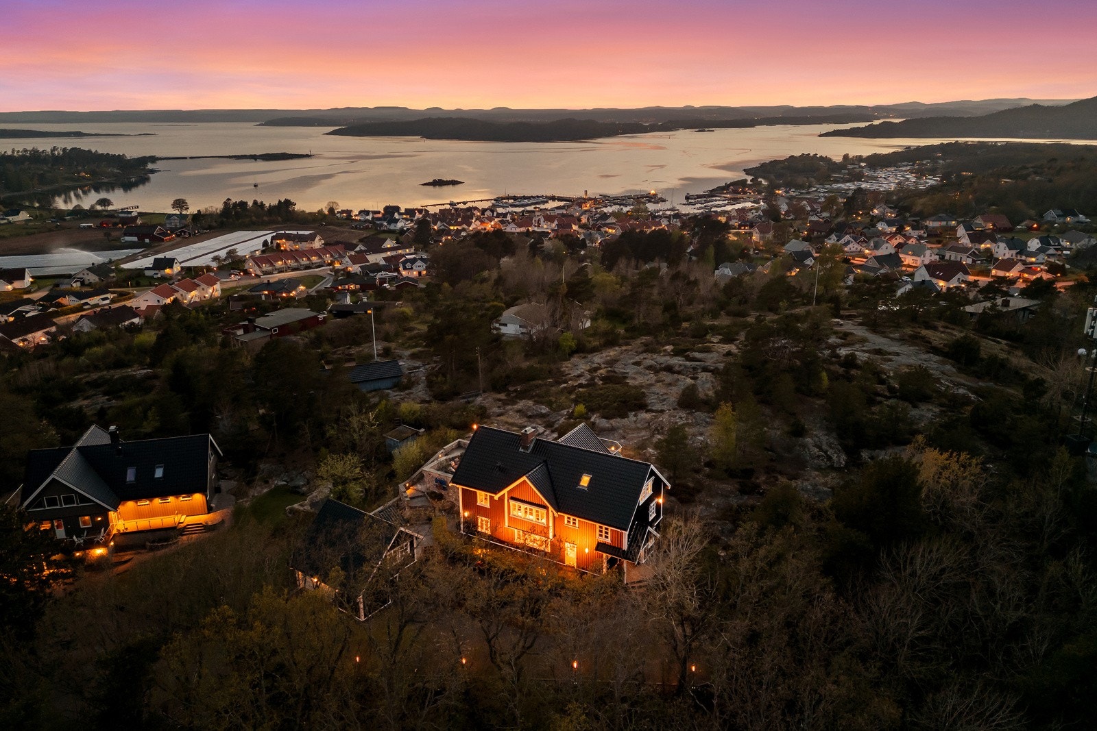 Boligen ligger pent til på en høyde, ut mot friområde. Her bor man usjenert til, men med nærhet til Helgeroa. Galleribilde