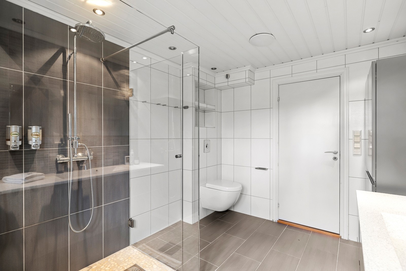 Badet har varmekabler i gulv. Galleribilde