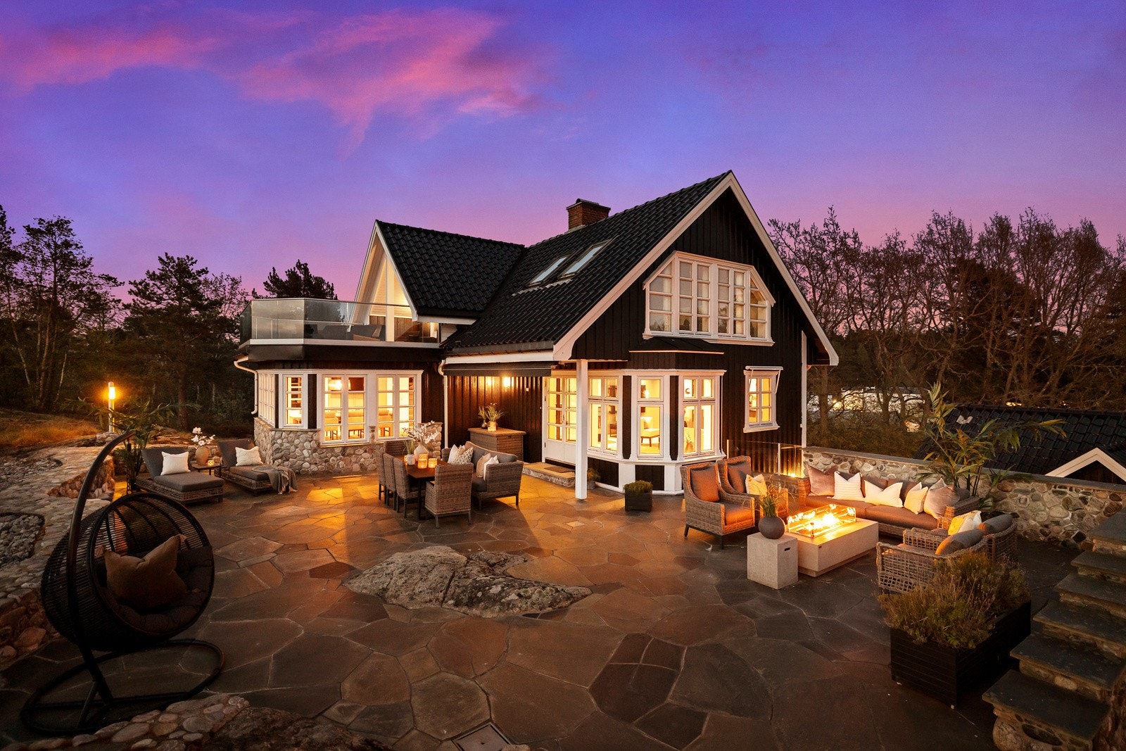 Dette er en fenomenal eiendom med nydelige uteområder, gode solforhold og fantastisk sjøutsikt. Galleribilde