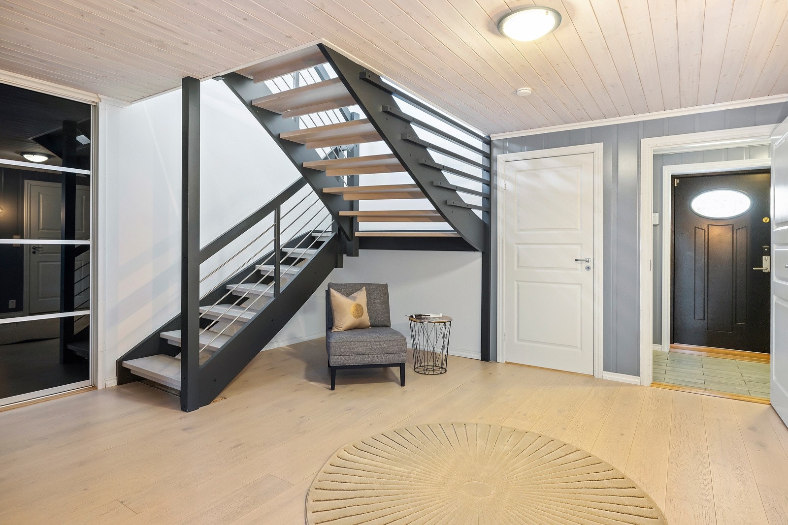 Meget hyggelig hall/entré. Her er det god plass til oppbevaring, samt møblering. Galleribilde