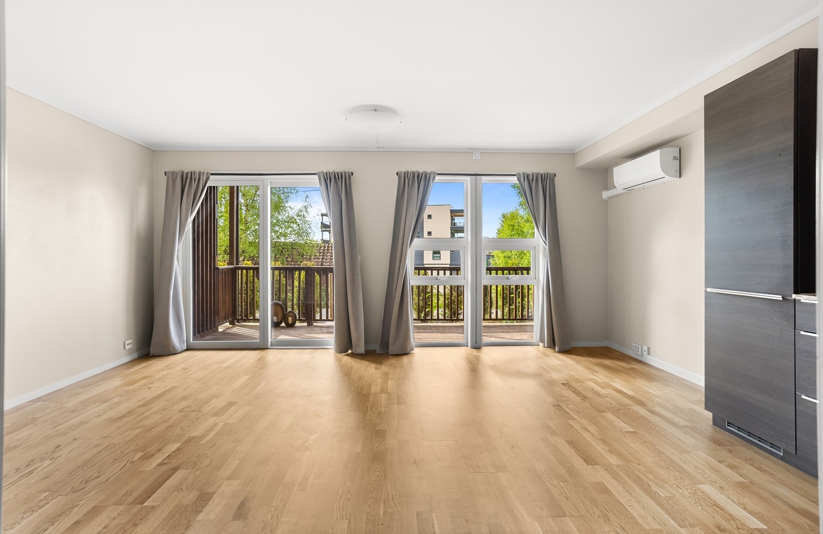 Stuen har store vindusflater som slipper inn rikelig med naturlig lys. Galleribilde