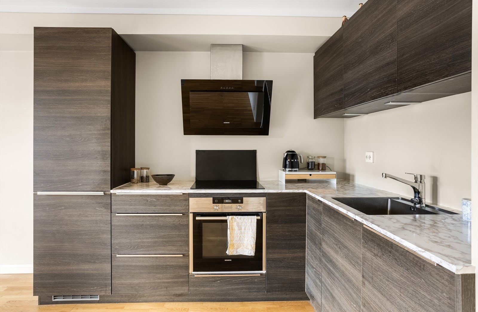 Moderne kjøkken med integrerte hvitevarer. Galleribilde