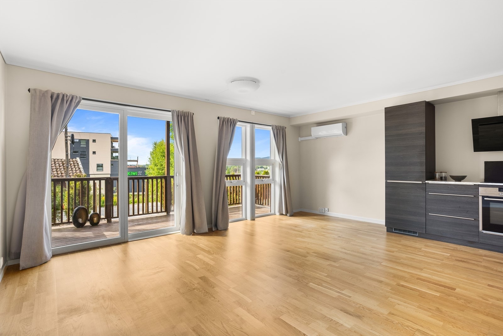 Den åpne løsningen mellom stuen og kjøkkenet gjør rommet til et hyggelig og sosialt oppholdsrom. Galleribilde