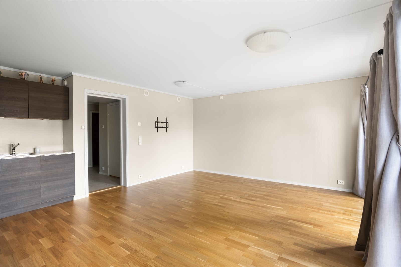 Det er god plass til sofagruppe og spisebord. Galleribilde