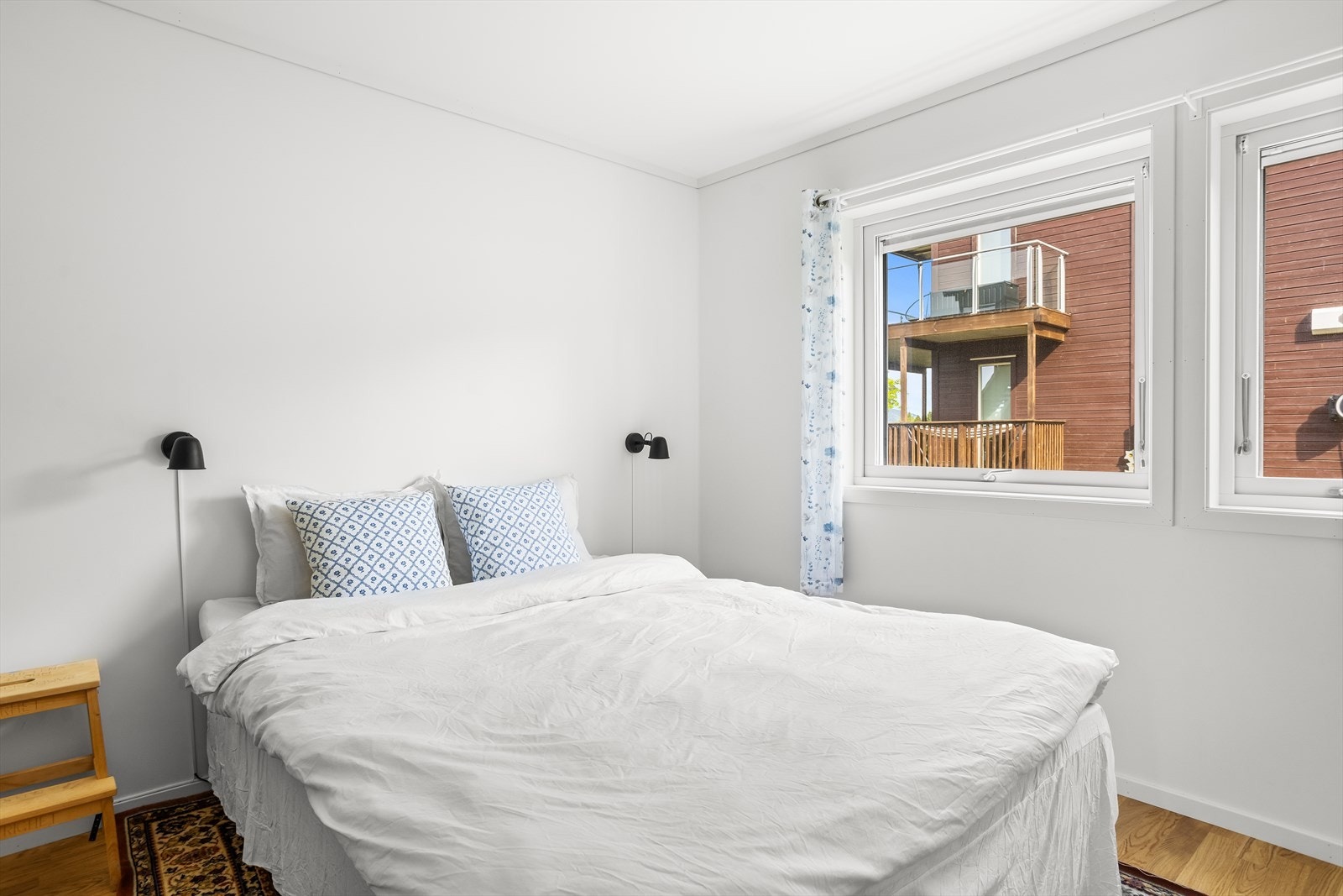 Her er det plass til dobbeltseng og tilhørende nattbord. Galleribilde