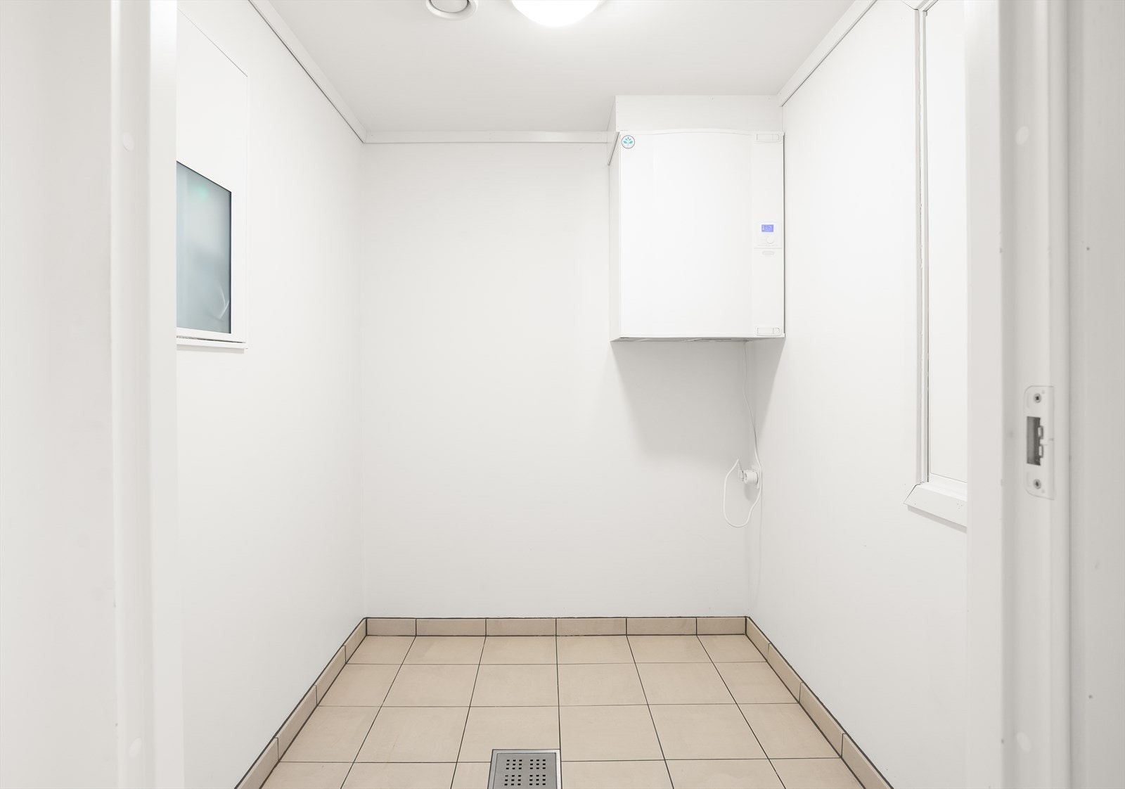 Praktisk bod ved entreen for ekstra lagringsplass. Galleribilde