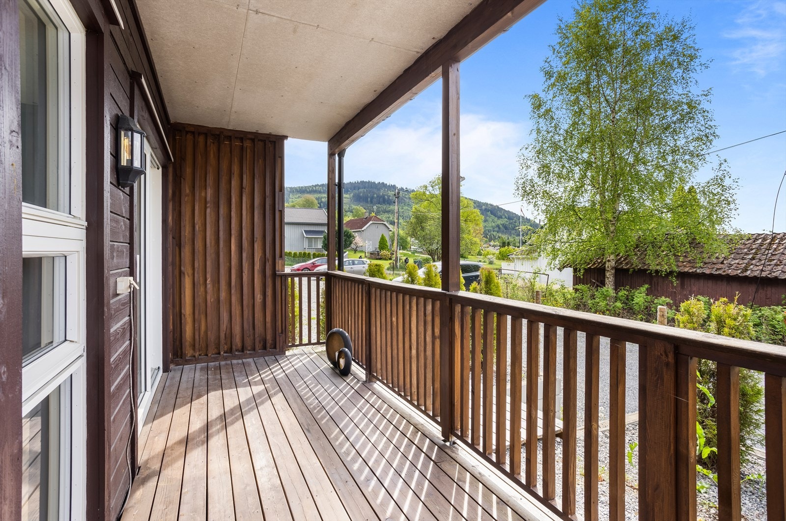 Fra stuen er det utgang til en overbygd terrasse vendt mot sør. Galleribilde