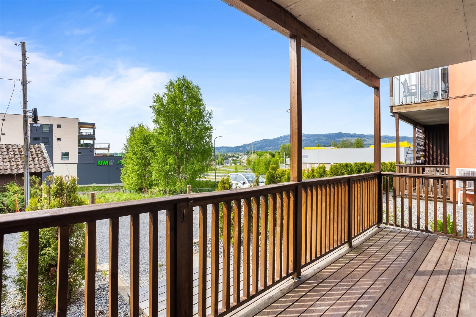 Terrassen er på 9,3 m² og har plass til en hyggelig sittegruppe og grill. Galleribilde