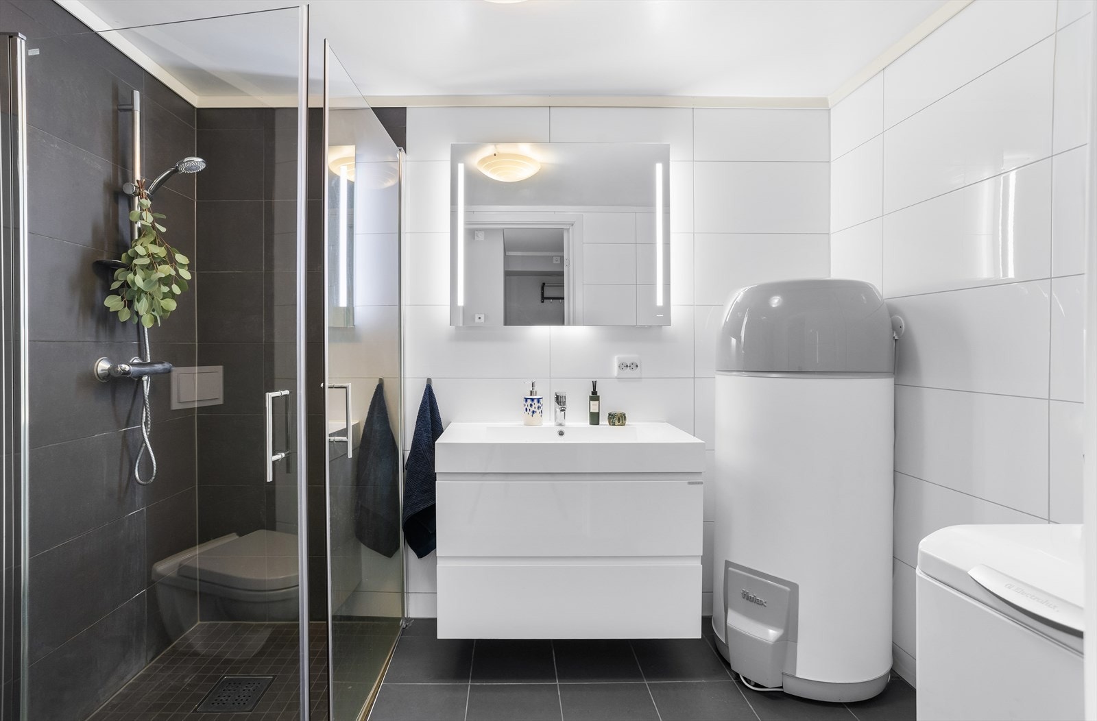 Pent bad med flislagte overflater og elektriske varmekabler. Galleribilde