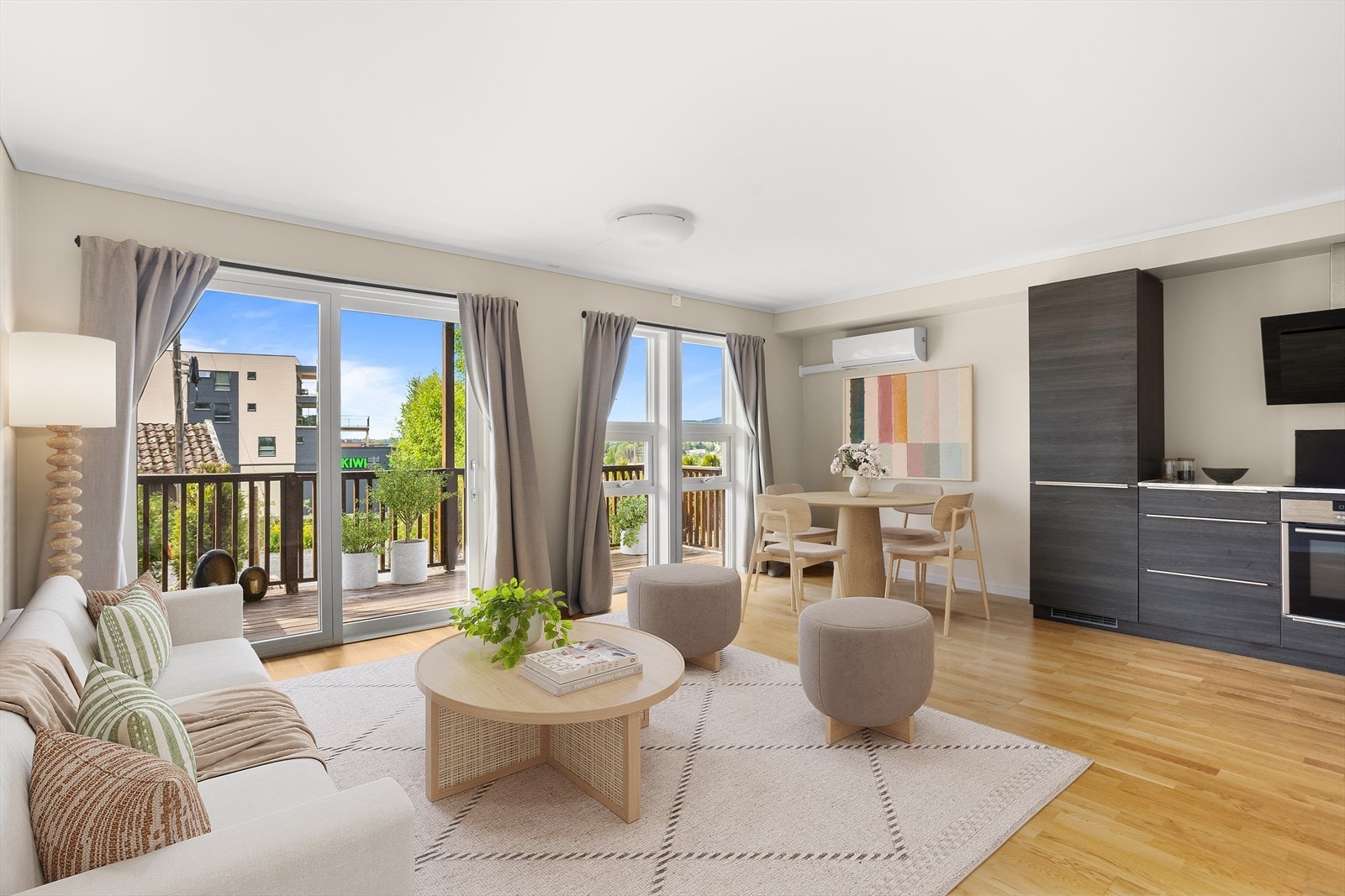 Flott stue og kjøkken i åpen løsning. Digitalt møblert. Galleribilde