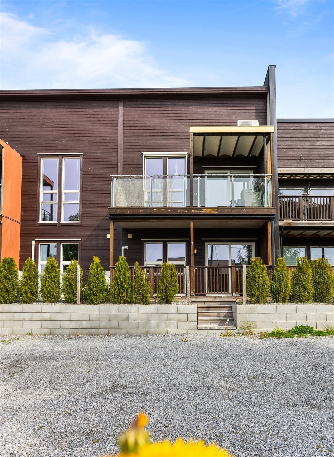 Leiligheten ligger midt i sentrum av Langset på østsiden av Minnesund i Eidsvoll kommune. Galleribilde