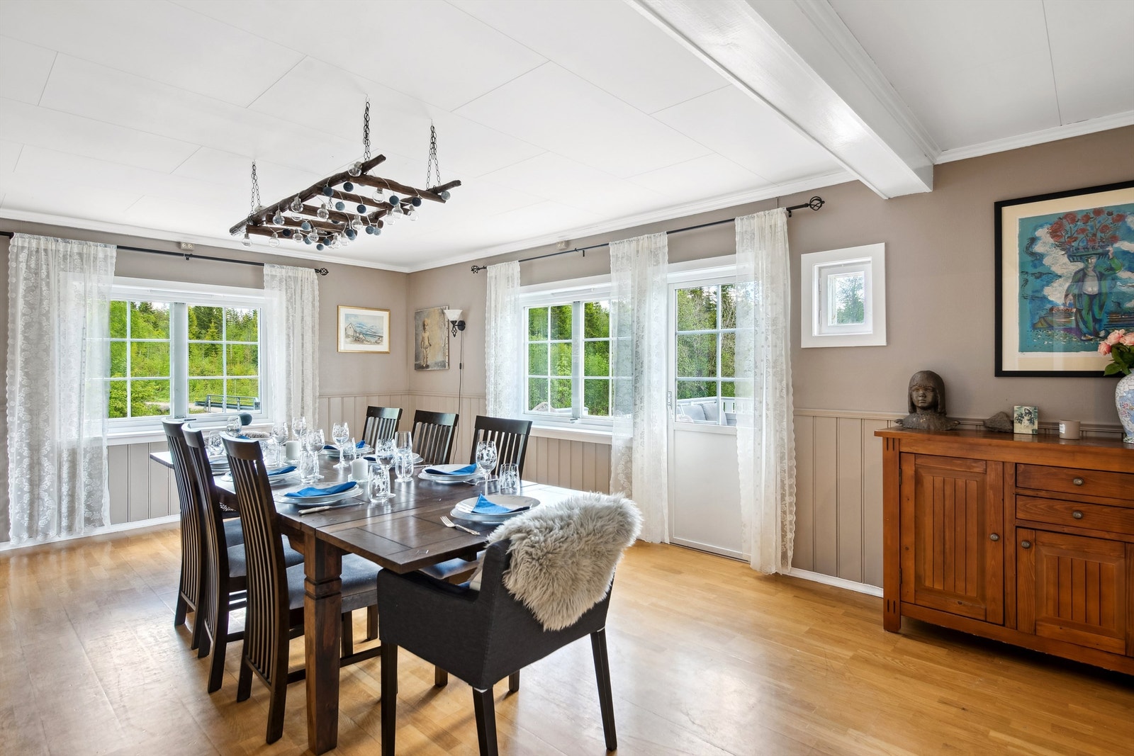 Romslig spisestue som også har en oppmurt peis med peisinnsats som skaper en lun og koselig atmosfære på kalde dager. Fra stuen er det direkte utgang til en romslig veranda. Galleribilde