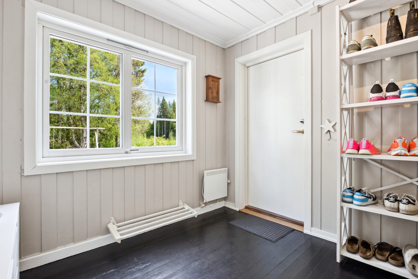 Praktisk entré som gir et godt førsteinntrykk av boligen. Her er det plass til å henge fra seg yttertøy og sette fra seg sko. Fra entréen er det direkte tilgang til flere av etasjens rom. Galleribilde