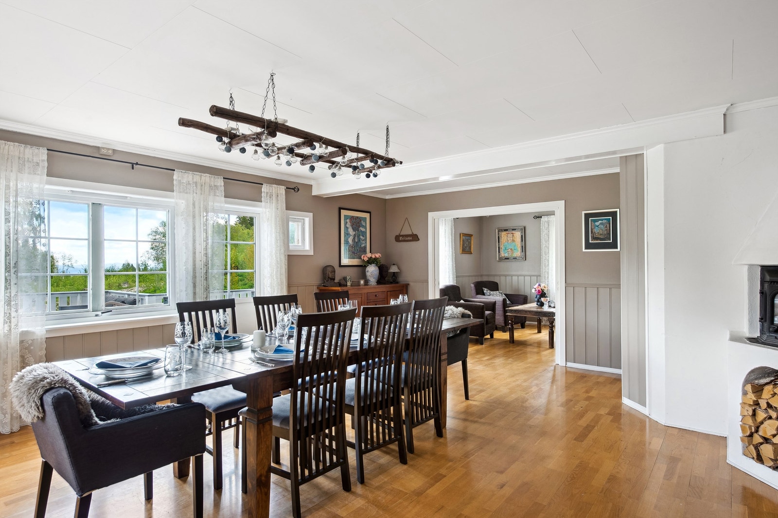 Boligen har to trivelige stuer i første etasje, som gir fleksible møbleringsmuligheter for både sofagruppe og spiseplass. Galleribilde