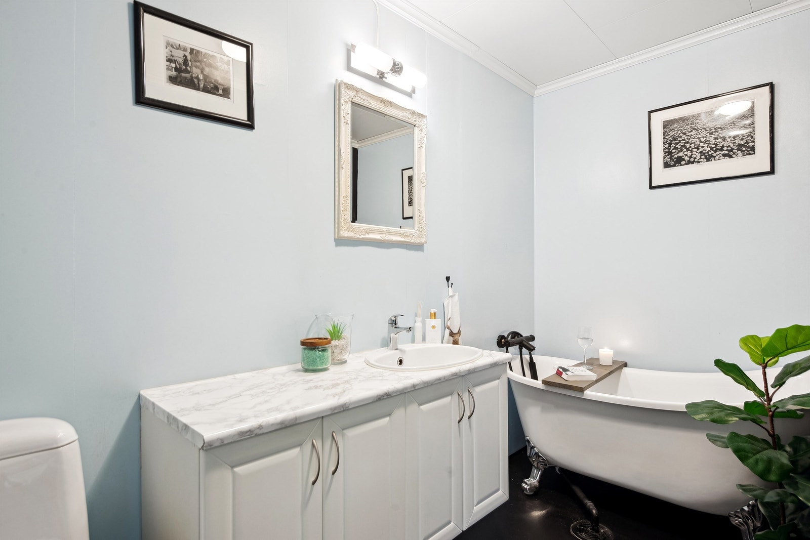 Badet i første etasje er av noe eldre, ukjent opprinnelse, men er fornyet med malte overflater, innredning og badekar etter 2009. Varmekabler i gulvet. Galleribilde