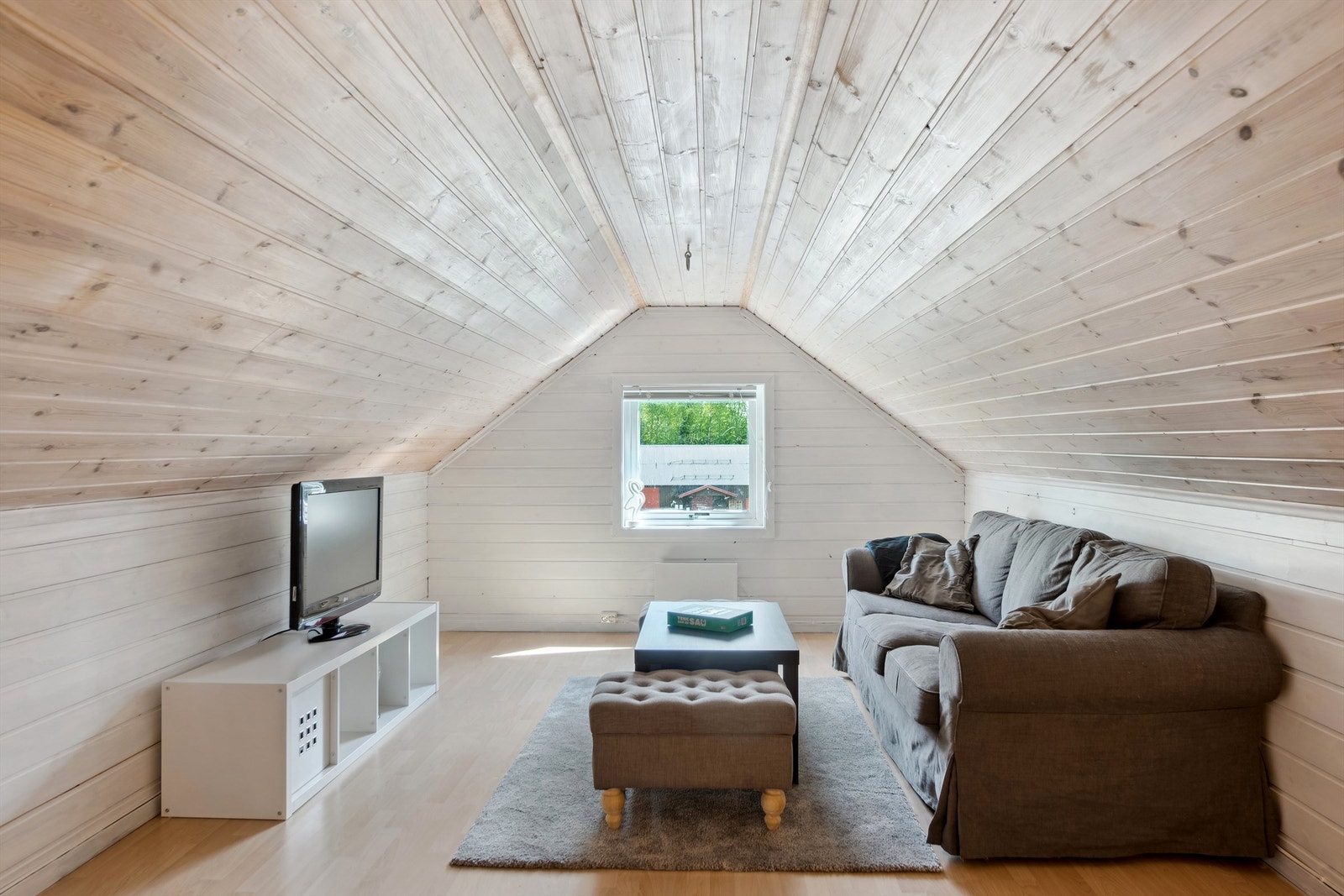 Garasje med loftplaner som er innredet med oppholdsrom. Rommet er ikke godkjent til varig opphold. Galleribilde