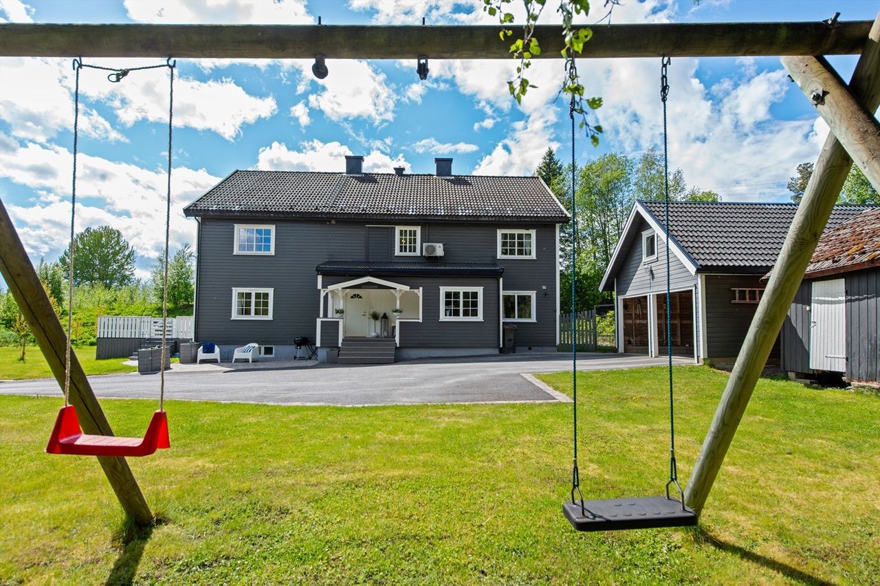 Denne innholdsrike eiendommen ble opprinnelig oppført i 1948 av Vang Almenning og har hatt varierende bruksområder gjennom årene. Galleribilde