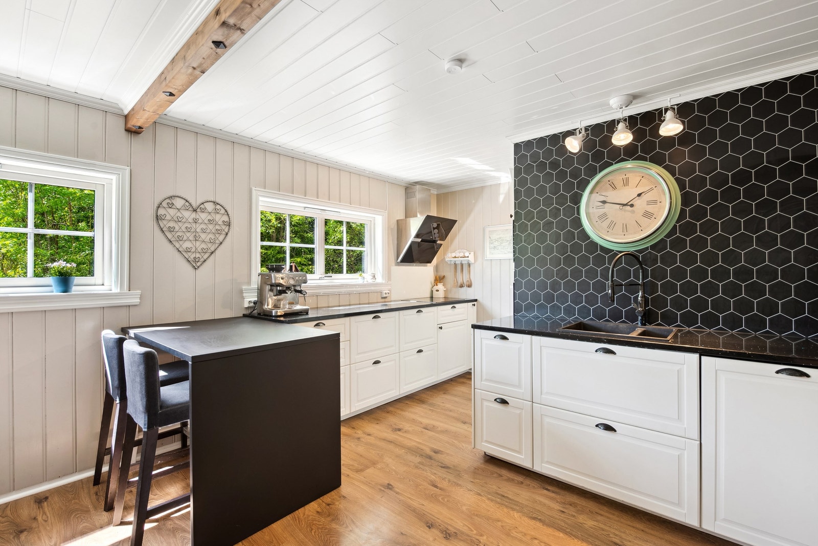 Lyst og moderne kjøkken fra IKEA, rehabilitert i 2015 Innredningen har laminerte skrog og MDF-fronter, supplert med elegante benkeplater i stein. Galleribilde