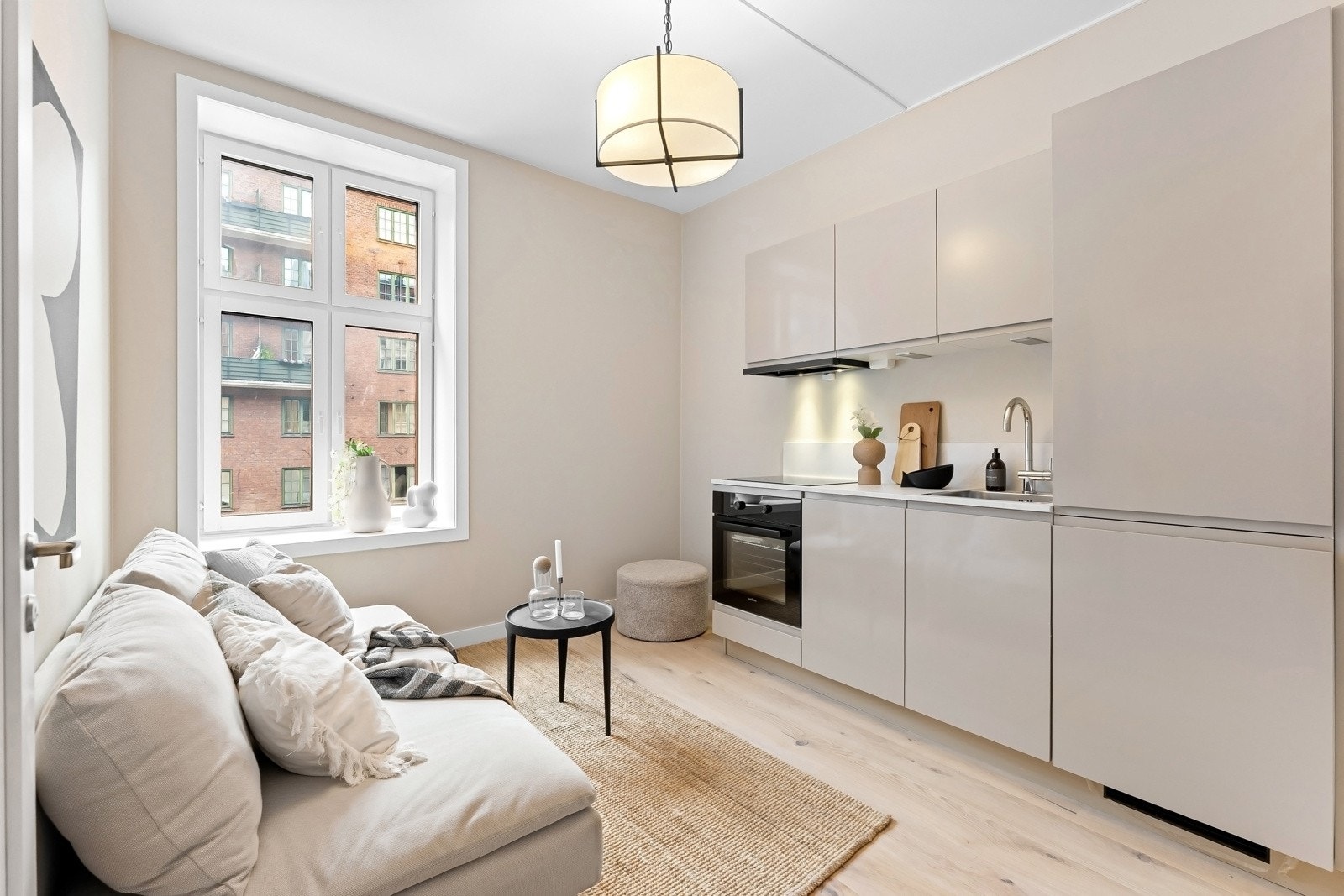 Kvik kjøkken fra 2025 med moderne farger og stilrene materialvalg på innredningen Galleribilde