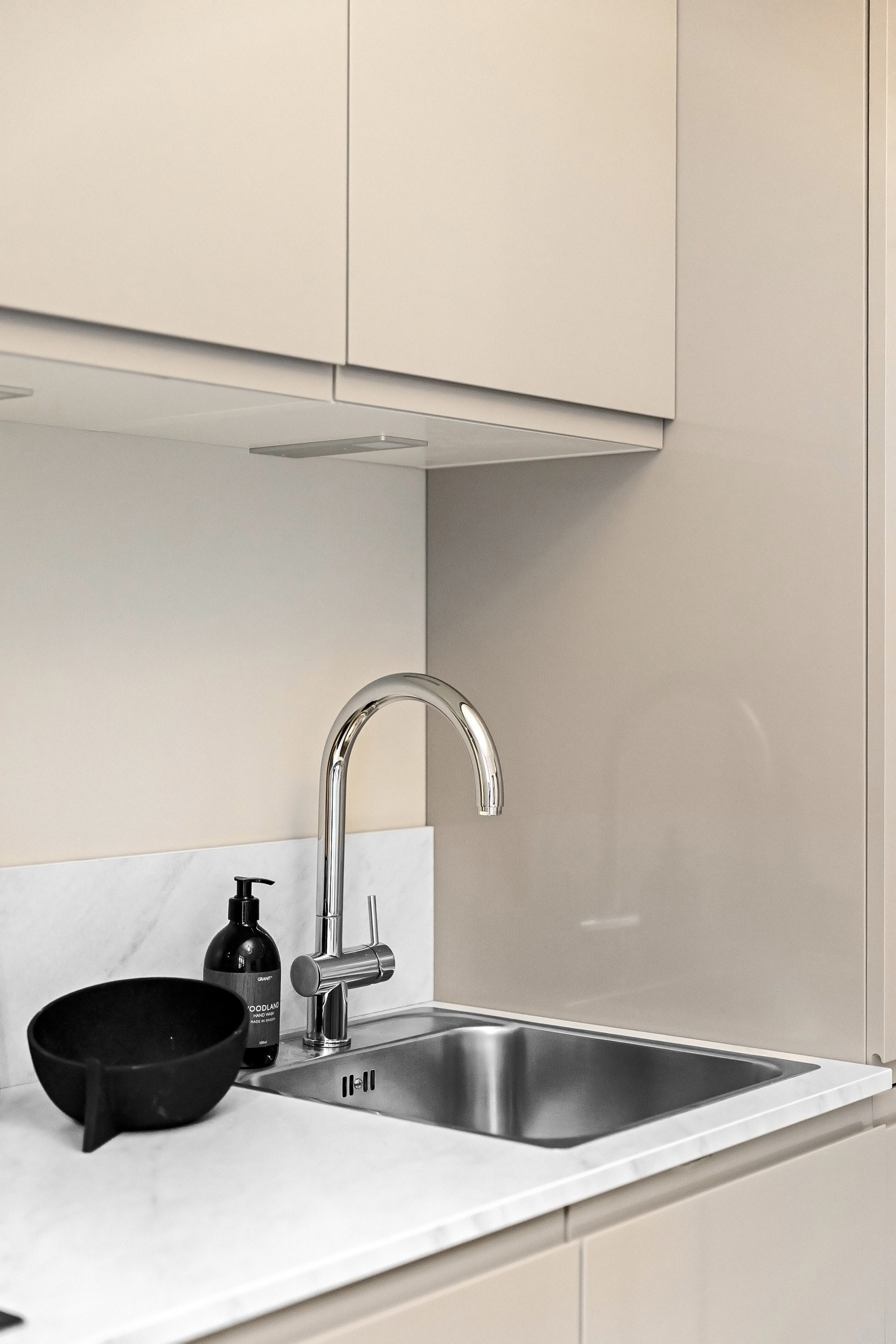 Kjøkkenet er utstyrt med integrerte hvitevarer som integrert platetopp, stekeovn, oppvaskmaskin og kjøleskap/fryser Galleribilde