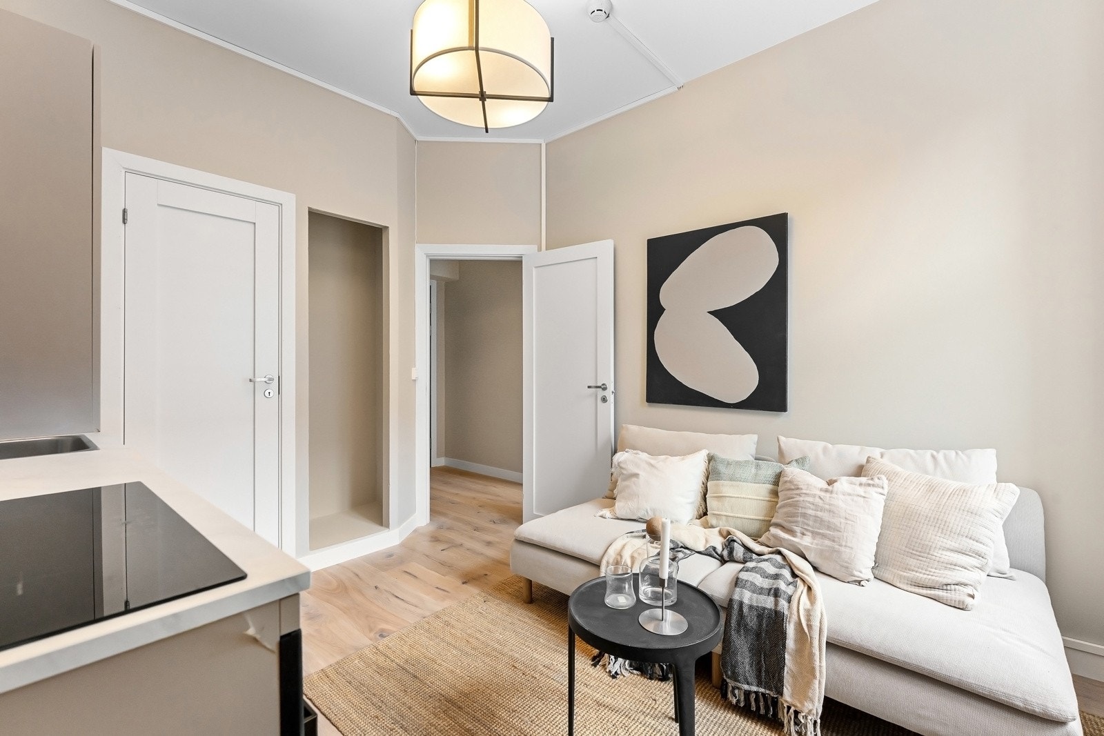 Boligen har en tidløs stue med god takhøyde i åpen løsning med kjøkken Galleribilde