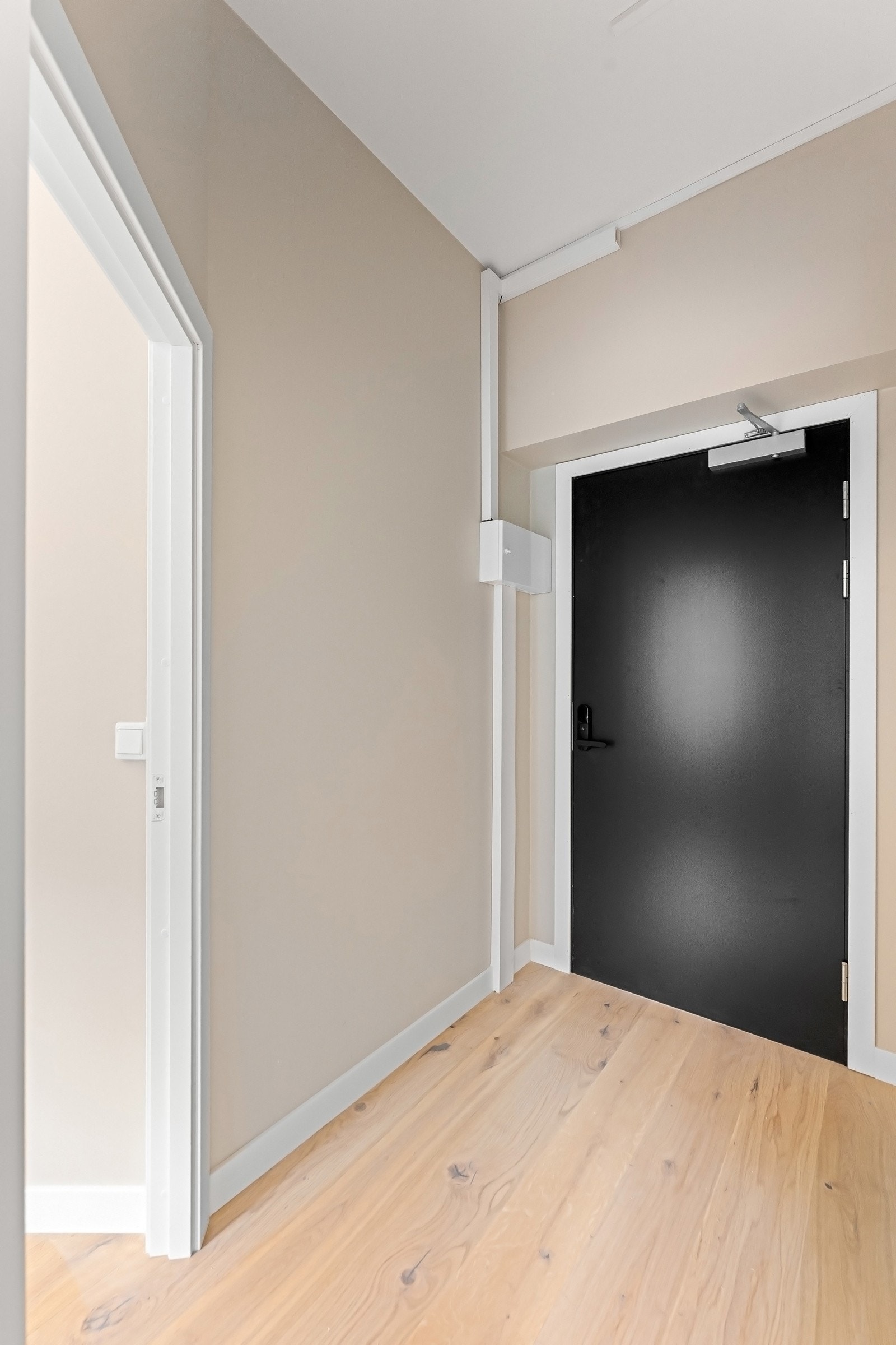 Avslutningsvis en innbydene entré med plass for yttertøy og sko Galleribilde