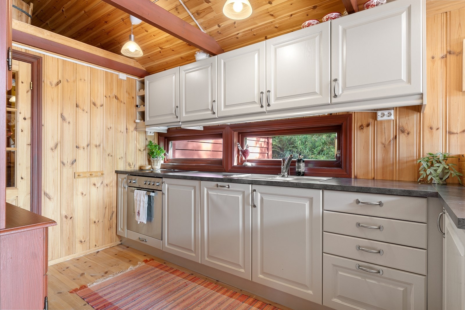 - Kjøkkenet er utstyrt med benkekjøleskap, stekeovn og platetopp - Galleribilde