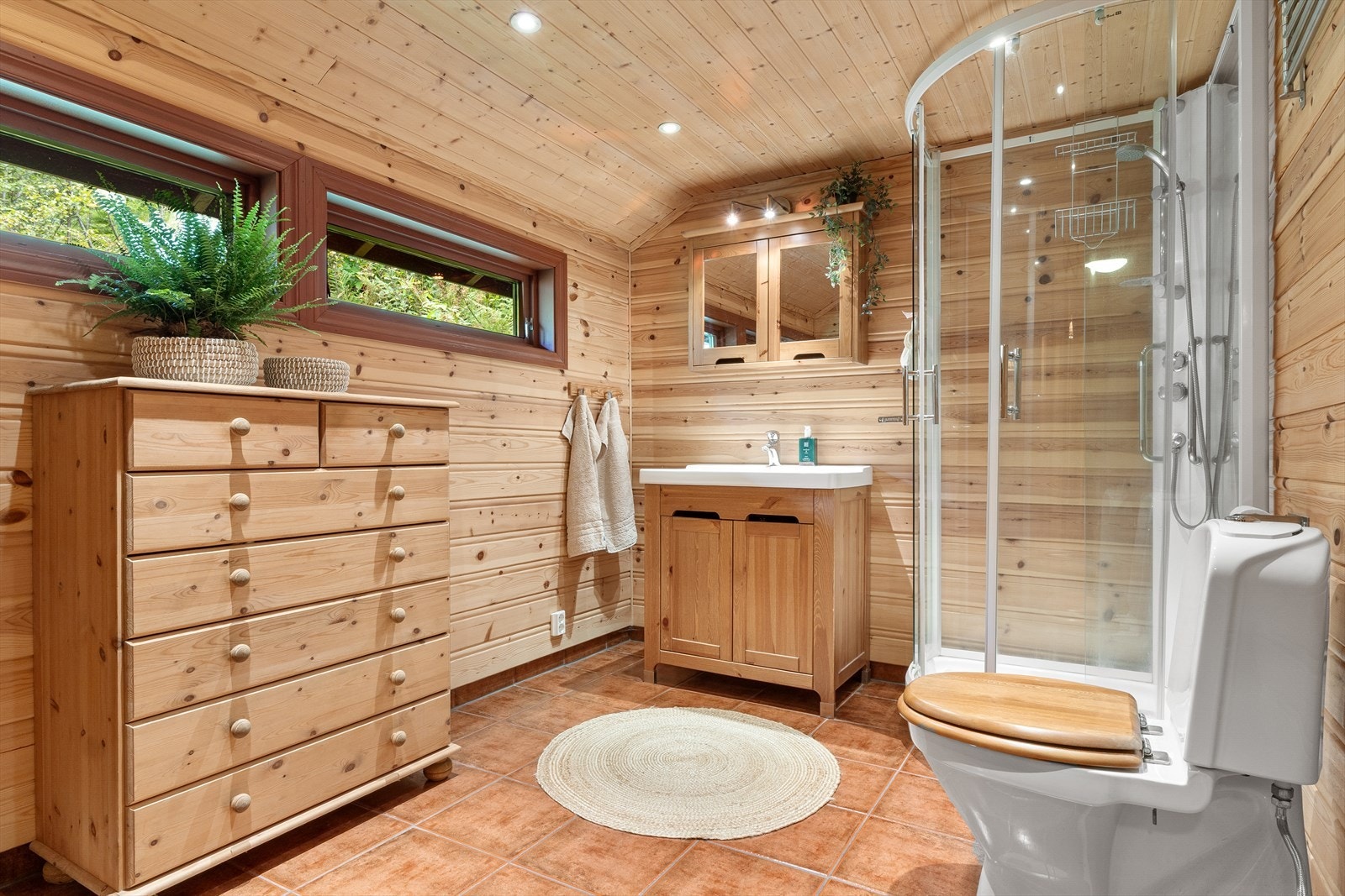 - Praktisk baderom med behagelig varme i gulv - Galleribilde