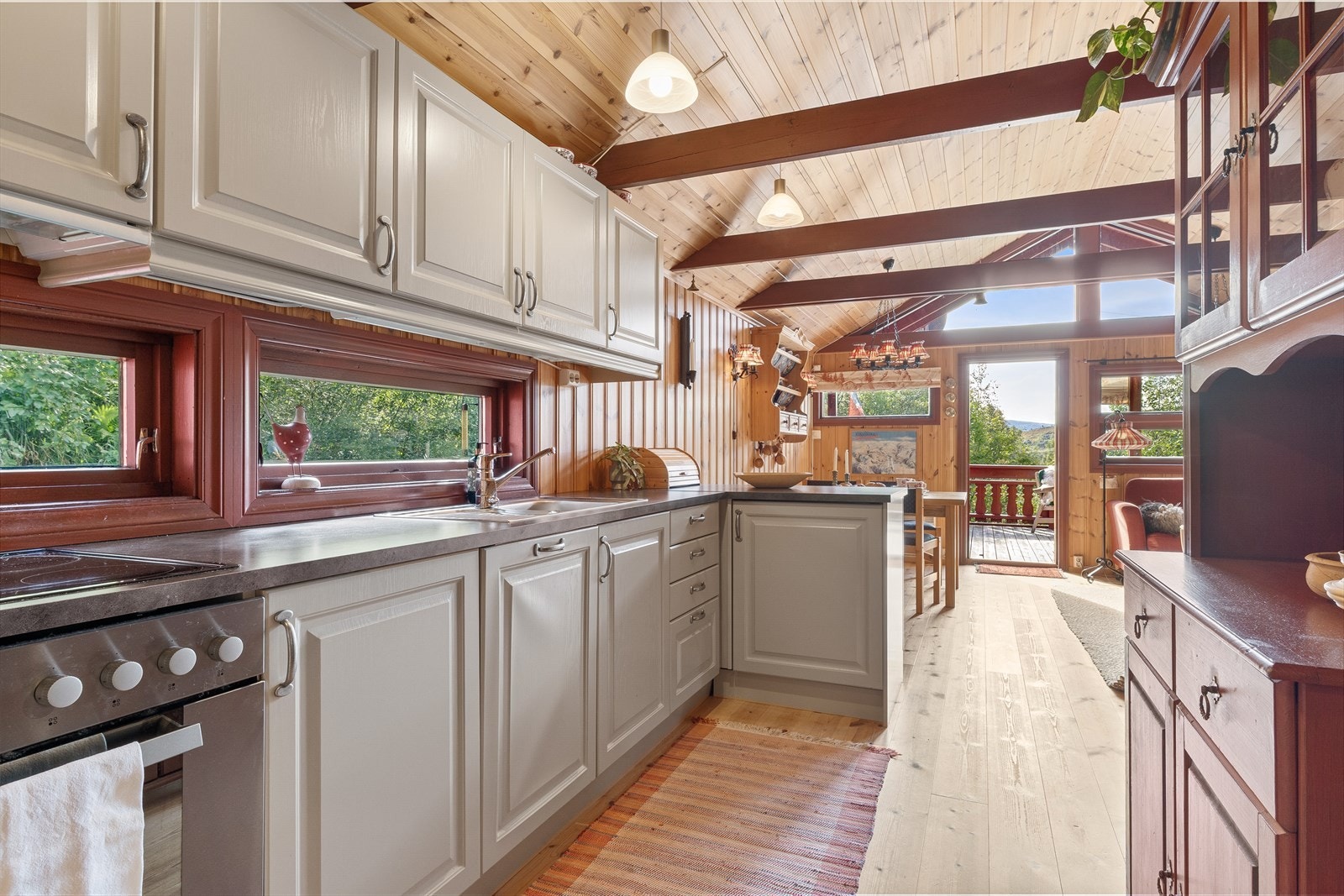 - Godt med skap- og benkeplass til glede for kokken - Galleribilde