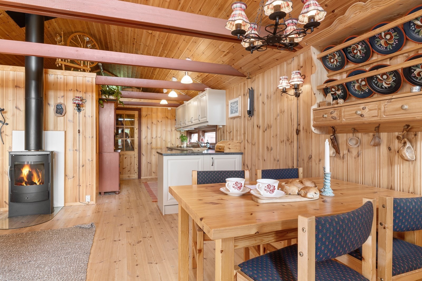 - Stuen er romslig med god plass til sofagruppe og spisebord i hver sin naturlige sone - Galleribilde