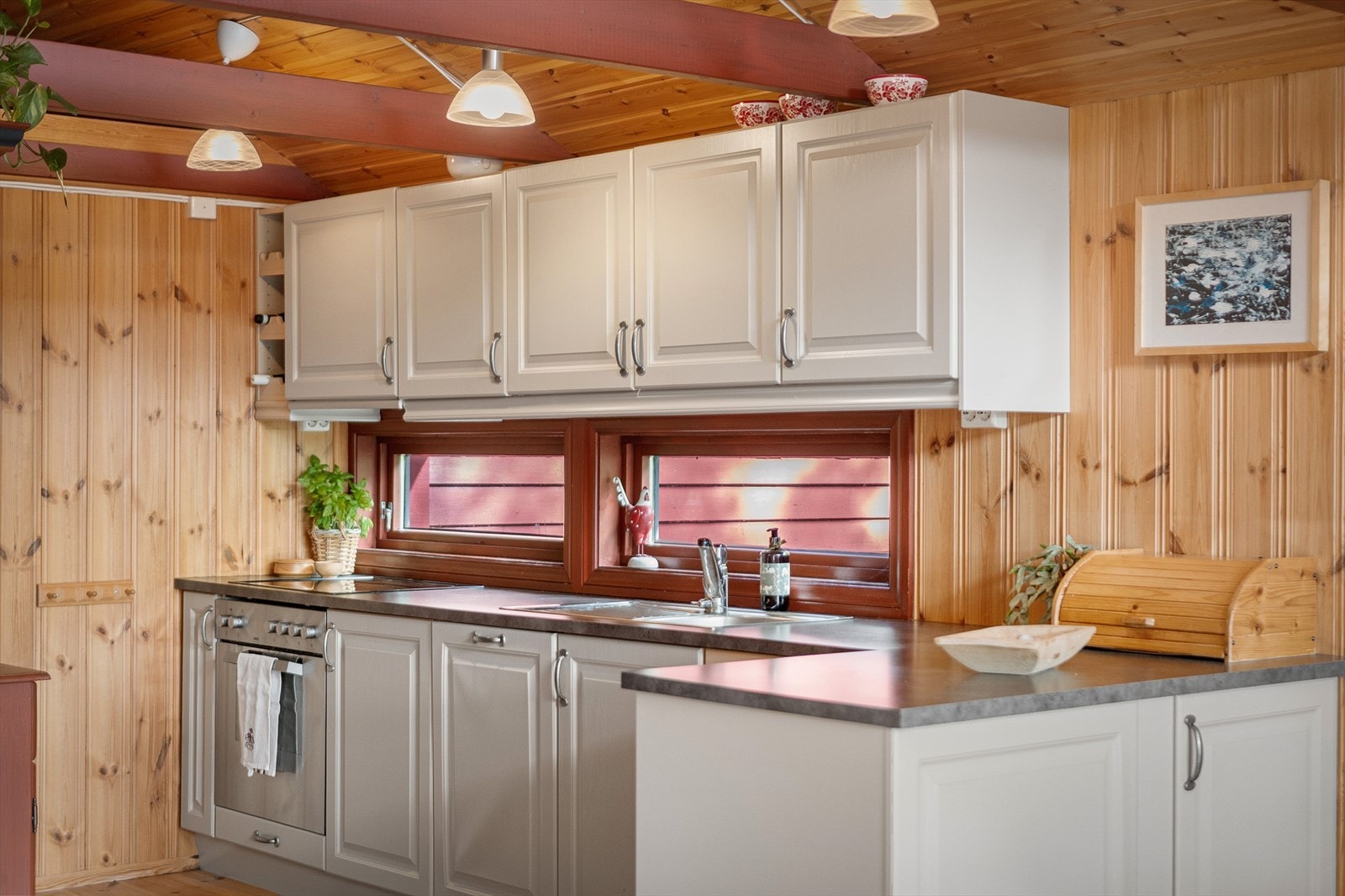 - Tidløst kjøkken med profilerte fronter og benkeplate av laminat - Galleribilde