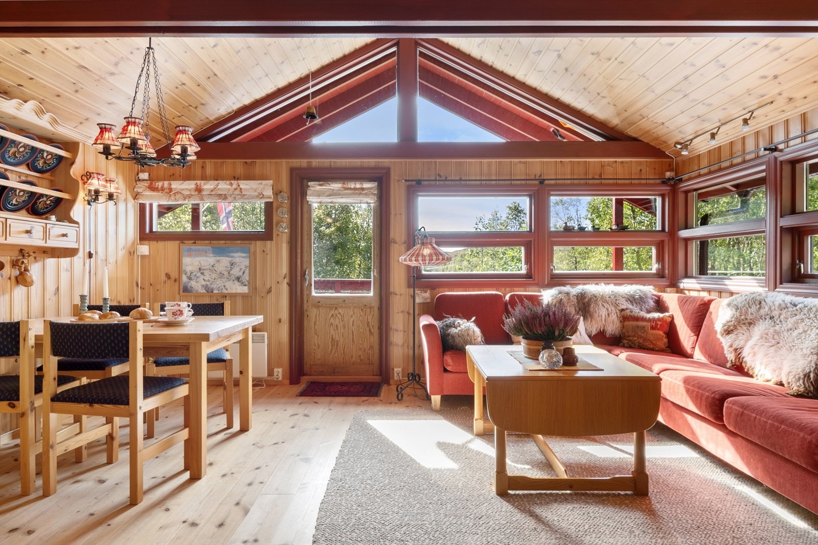 - Denne koselige fritidsboligen, med en innbydende atmosfære og en gjennomtenkt planløsning, er et perfekt tilfluktssted for deg som søker avslapning og rekreasjon i vakre omgivelser - Galleribilde