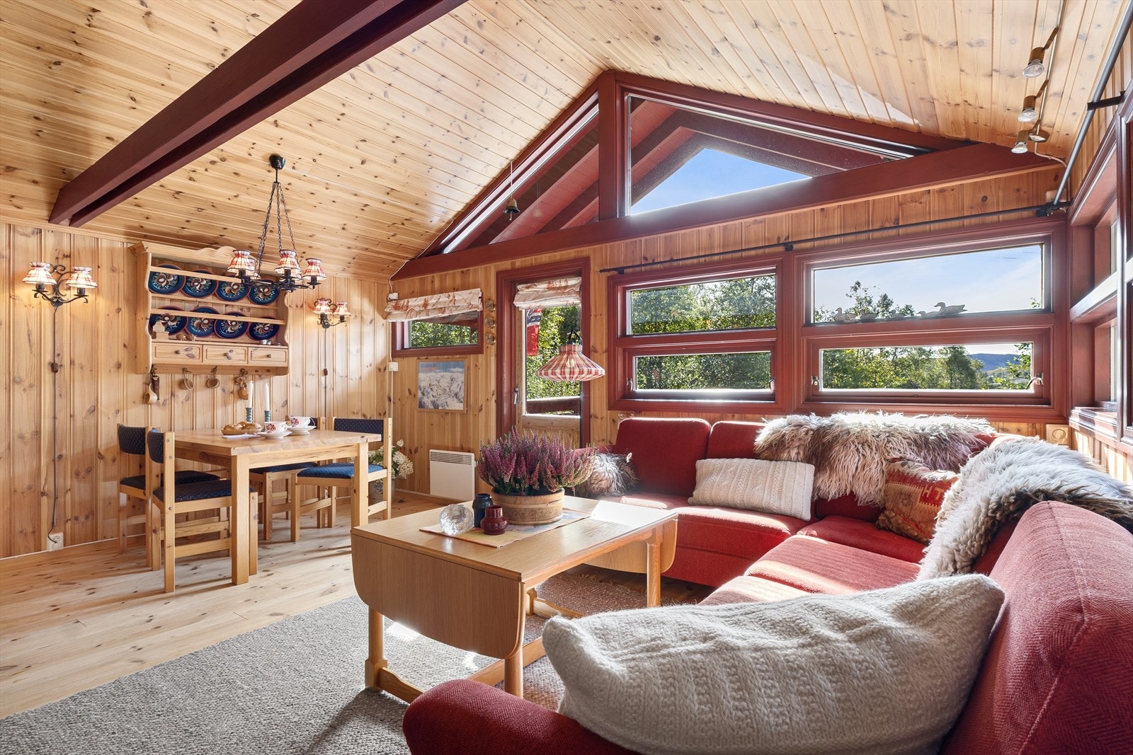 - Merk den generøse takhøyden på inntil 3,20m i møne - Galleribilde