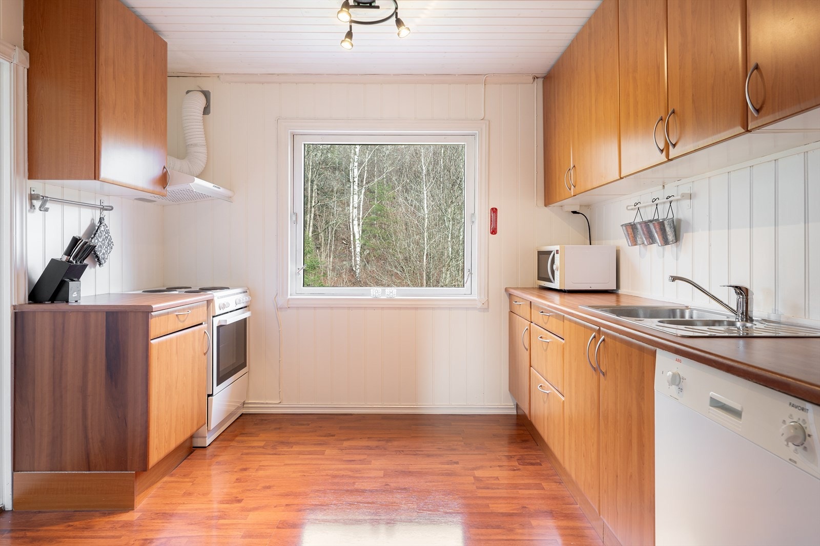 Fra stue er det tilkomst inn til kjøkken via en plassbesparende skyvedør. Kjøkkeninnredningen har glatte folierte fronter med god skapplass. Galleribilde