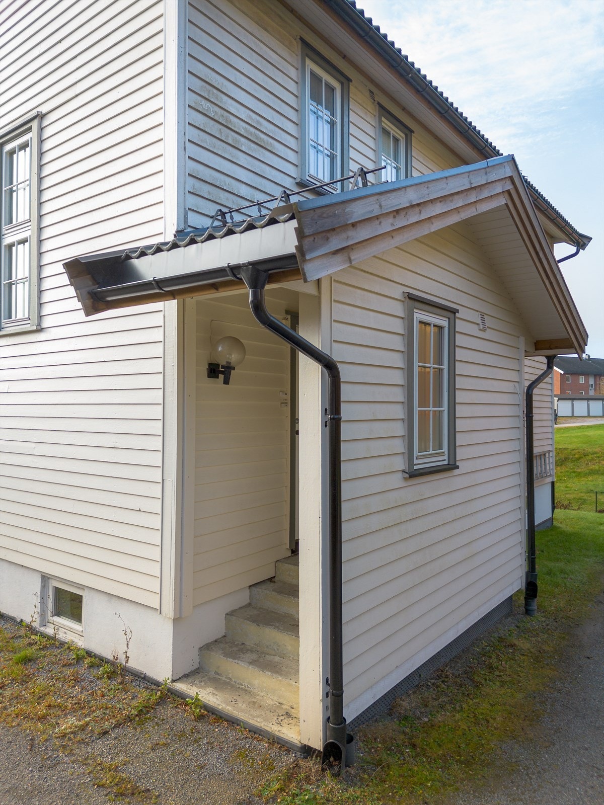 Felles inngangsparti ligger mot nordøst med takoverbygg og utebelysning. Galleribilde