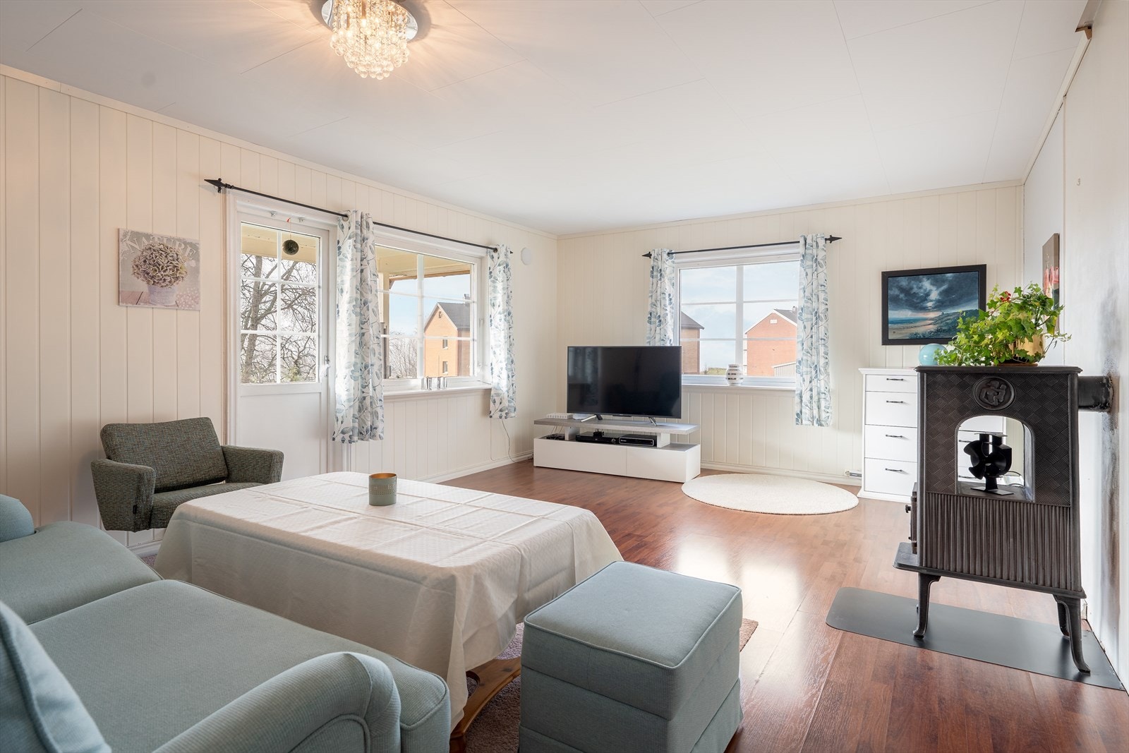 Lys 3-roms leilighet beliggende i 2. etasje i en horisontaldelt tomannsbolig. Galleribilde