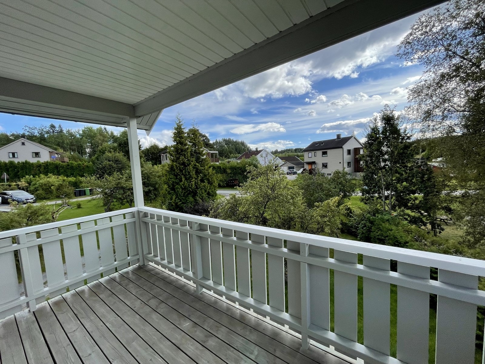 Boligen har sørvestvendt veranda ut fra stue med nydelige solforhold og lune sitteplasser. Galleribilde