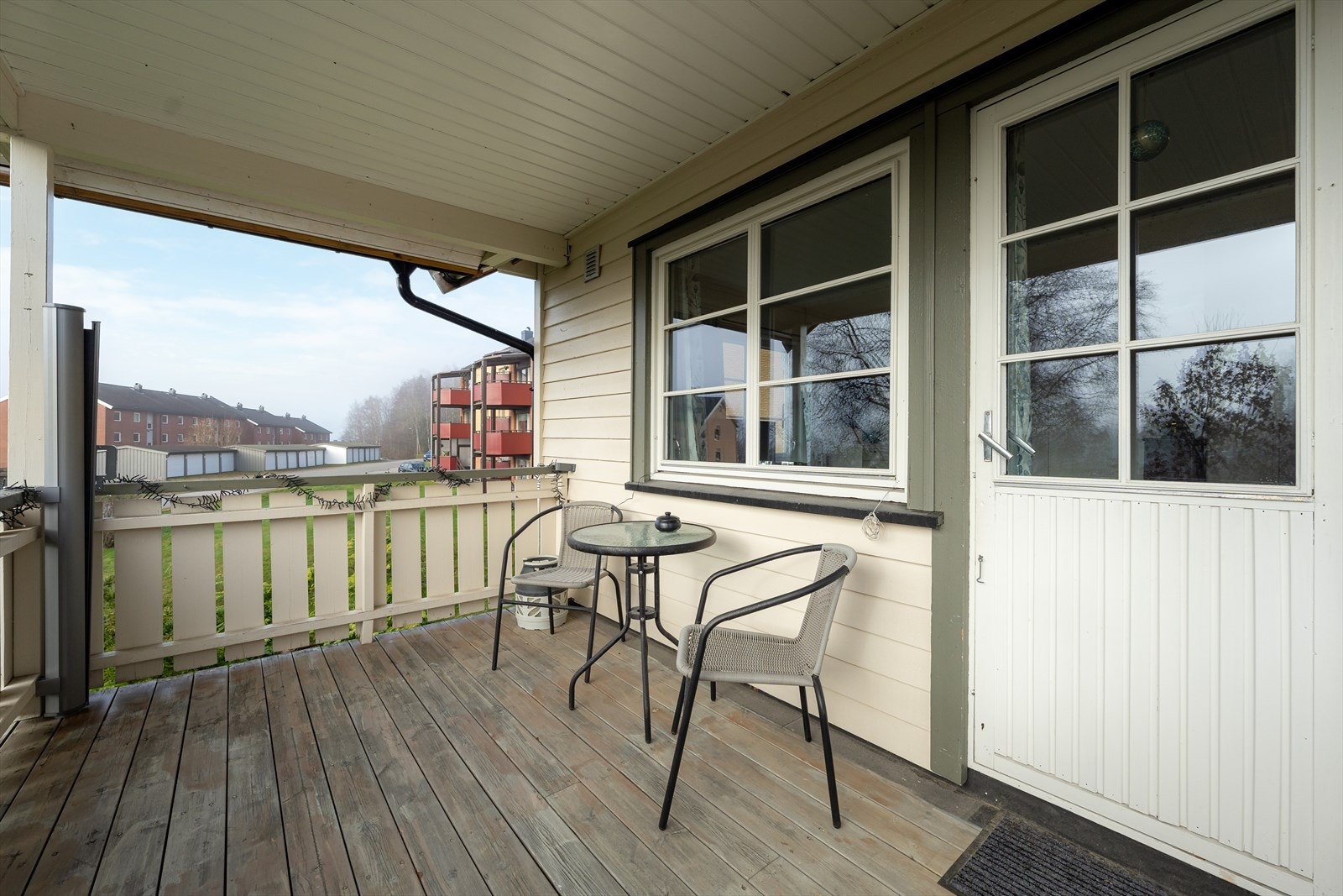 Verandaen er på ca. 9 kvm hvor det er takoverbygg som gir en lun utesone. Galleribilde