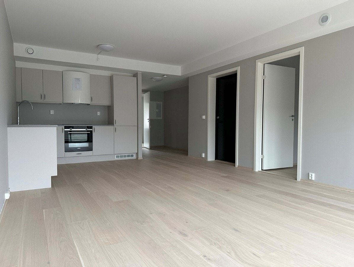 Kjøkken - Sort dør er inngangsdør til leiligheten Galleribilde