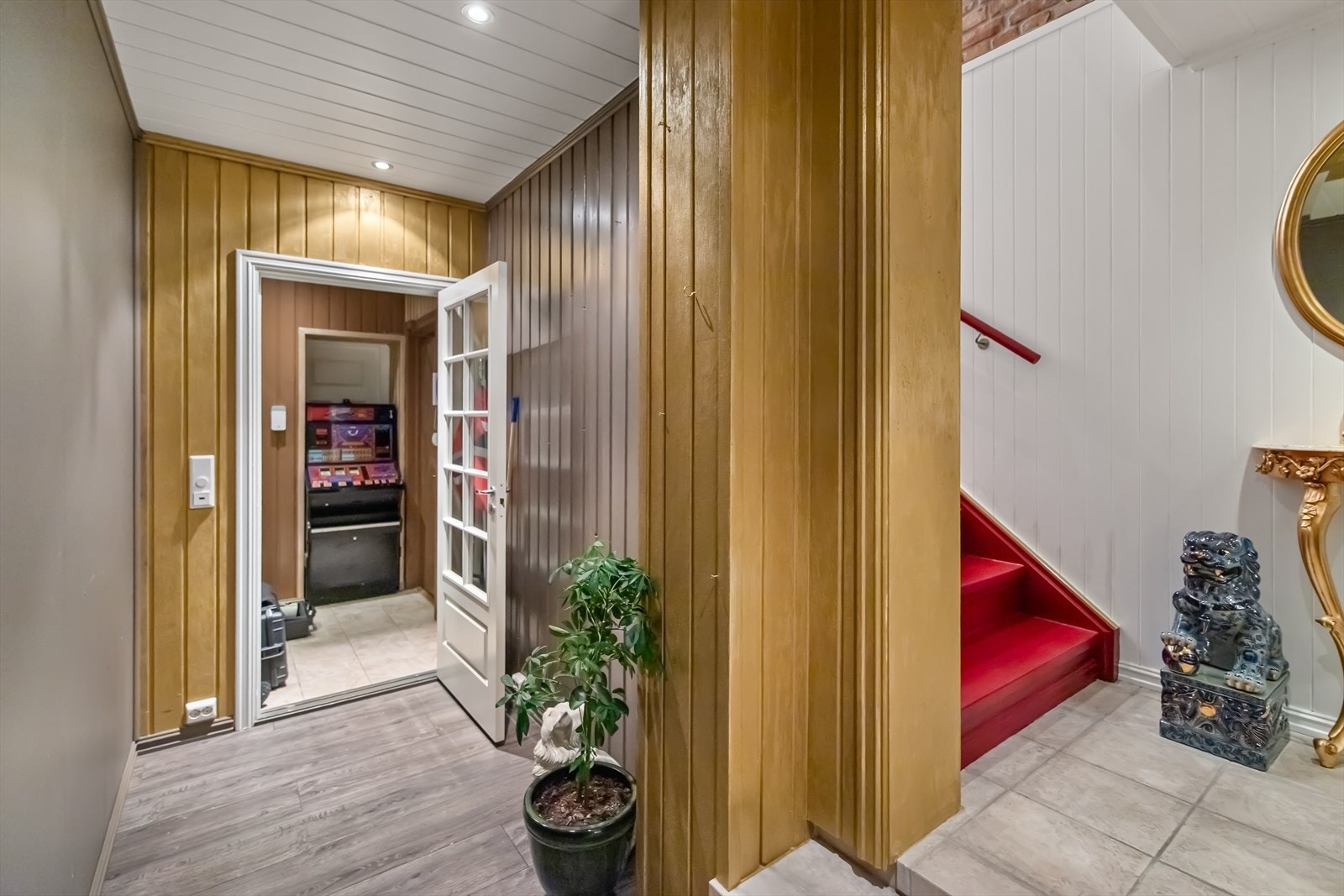 I entréen bak spilleautomaten er det en låsbardør mellom etasjene. Leilighet og hybel har hver sin inngangsdør Galleribilde