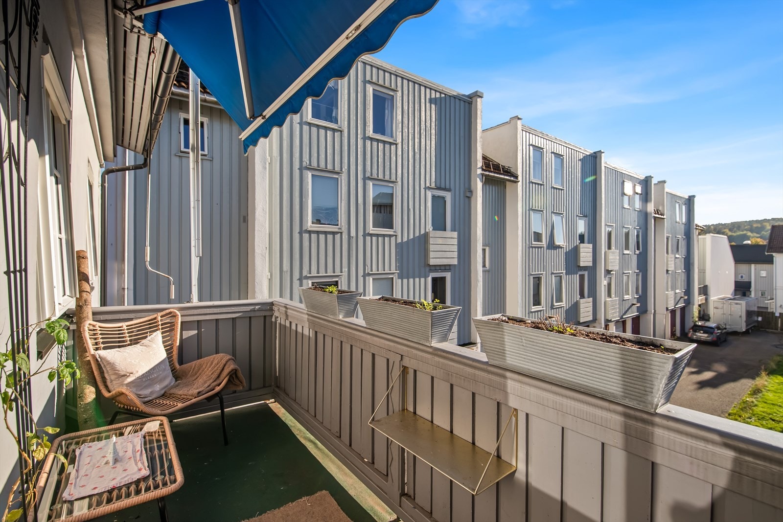 Her kan man nye en kaffekopp i solen. Galleribilde