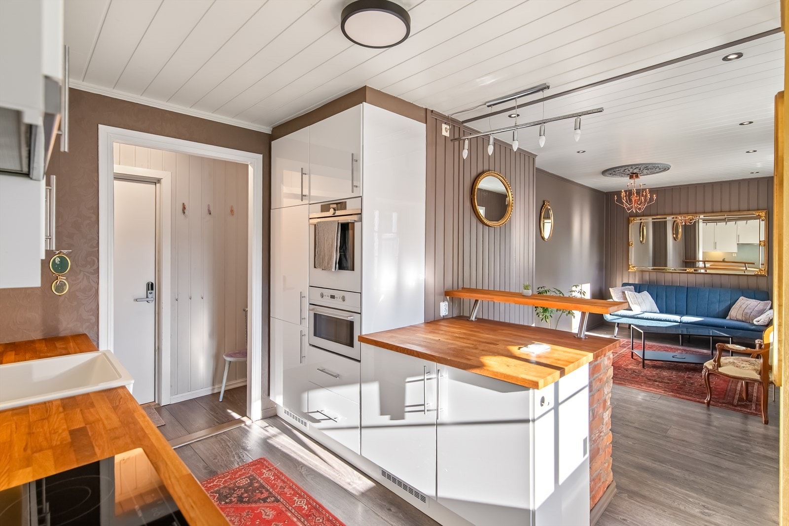 Velkommen inn i det som opprinnelig er hovedetasjen, men som nå er gjort om til en hybel tilhørende leiligheten i 3. etasje. Hvordan vil du utnytte planløsningene over to plan? Galleribilde