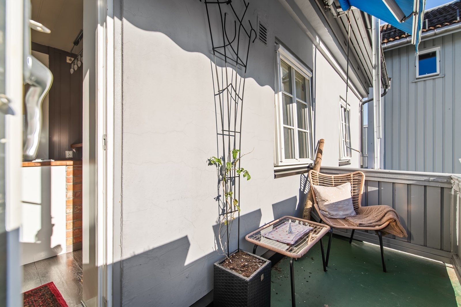 koselig balkong med plass til mindre hagemøbler. Galleribilde