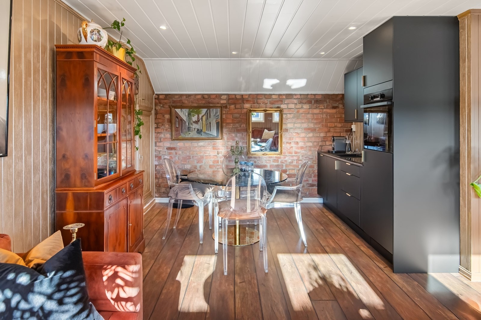 Dette hjemmet er et palass i miniatyr, der store rom, speil, blanke flater og eksklusive detaljer setter scenen for et liv i dramatikk og stil. Galleribilde