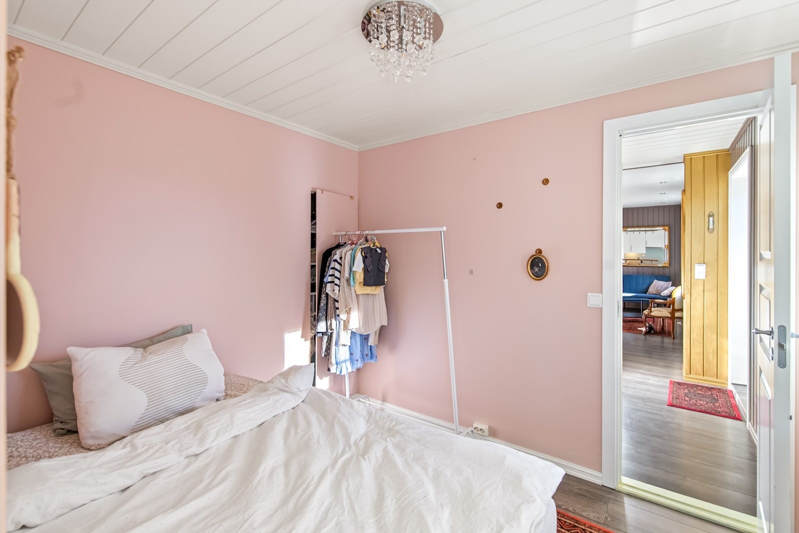 Soverommet i 2. etasje er av god størrelse med plass til seng og oppbevaring. I 2005 når loftet ble innredet var dette søkt om til et baderom. Det ble ikke gjennomført og 2.etg. har med det beholdt innredningen fra godkjente tegninger fra -97 Galleribilde