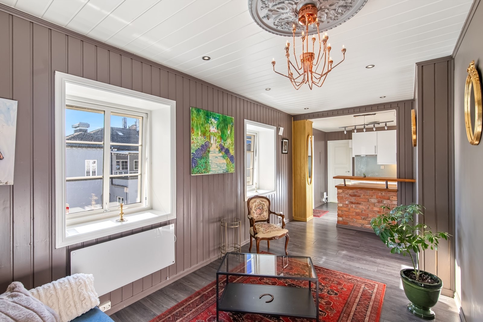 Praktisk barløsning ved kjøkkenet blir et naturlig samlingspunkt og romskille Galleribilde